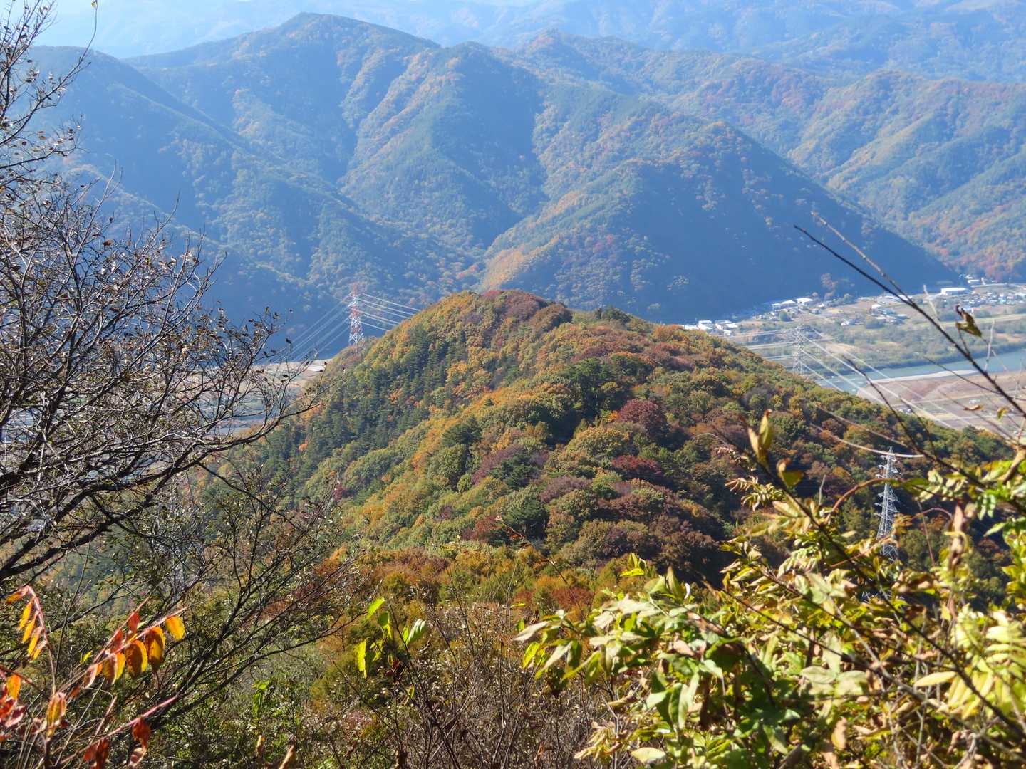 これから行く縦走路。中央左の紅白鉄塔が縦走路末端の和合城