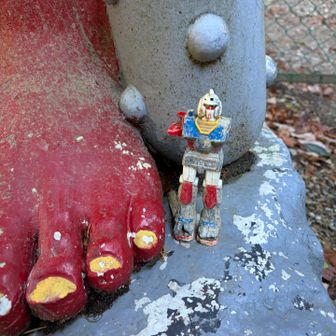 の足元にくたびれたガンダム🤖