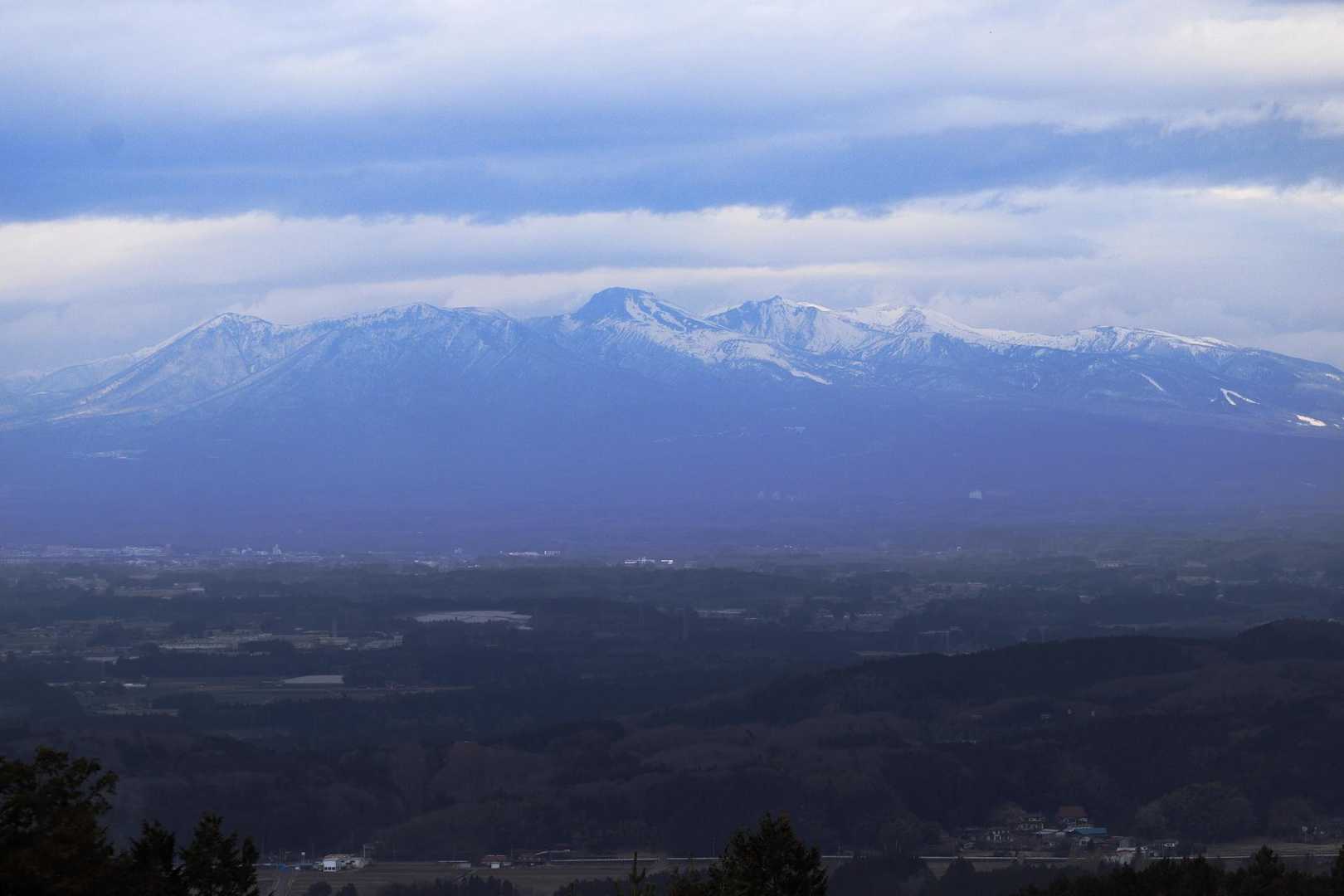 山頂からは那須岳が見えなかったので、見えるところはないかなと思いながら歩いてようやく見つけました。植林された木の間から見る感じです