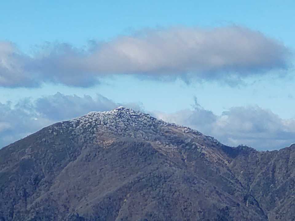 市房山の白い帽子✨
標高差200㍍の違いがここで出るんだね😙