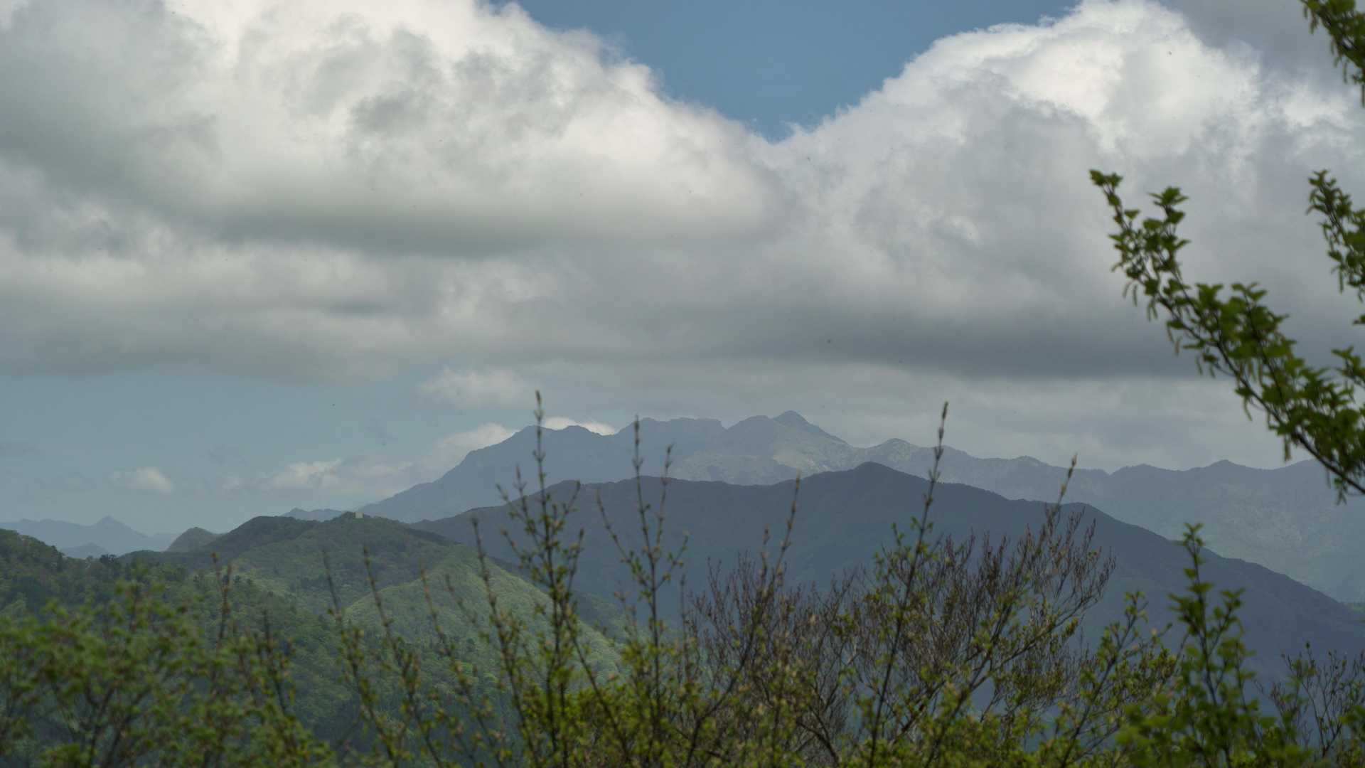 霞んでるけど石鎚山見えました。沢山の人がいるんだろうなぁ