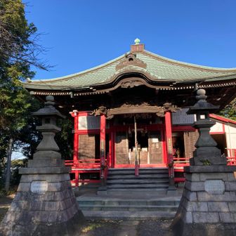 武山山頂にある不動尊に参拝。