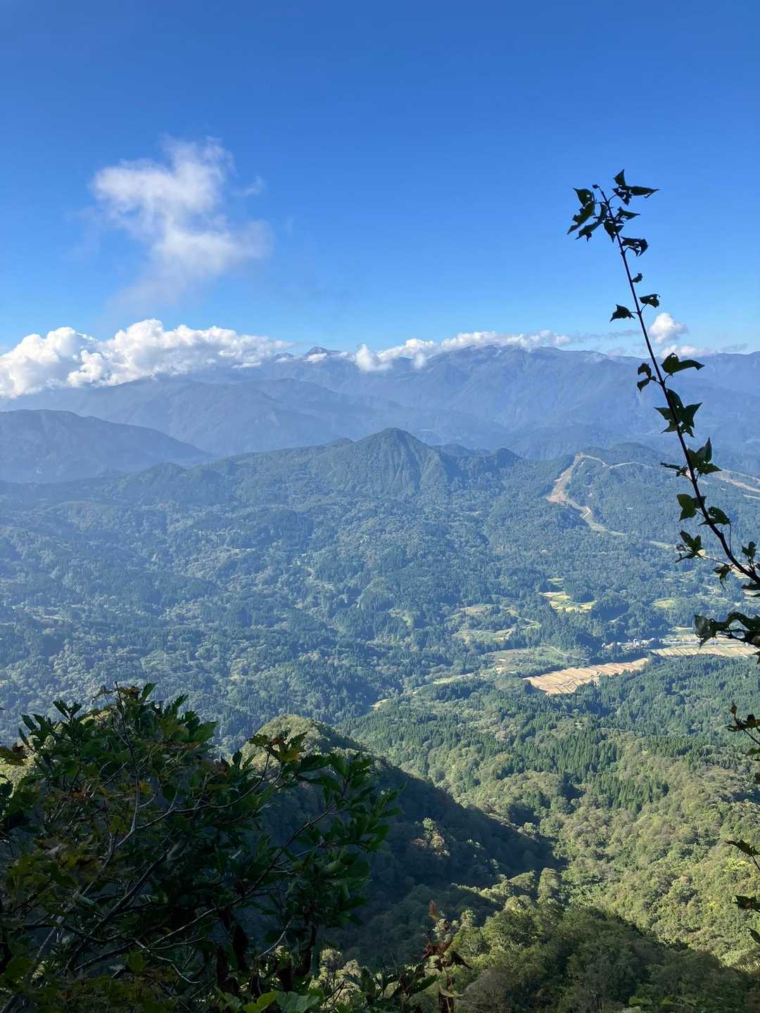 手前真ん中のピークが今年登った戸倉山、右側にシーサイドバレースキー場。
たぶん奥に見えているトンガリが雪倉岳、白馬岳は左のガスの中。