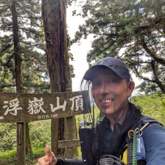 カメラに向かって一瞬の笑顔。虫攻撃が止まず休憩どころではなかったので即下山