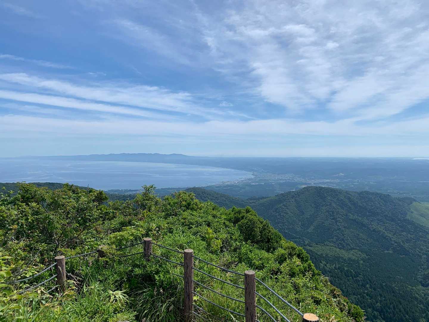 山頂まで来ました！きれいな野辺地の町とむつ湾と下北半島🤩