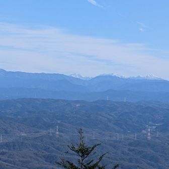 雪化粧した南アルプス赤石岳。手前は大川入山