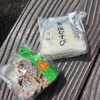 今日は朝ごはん抜きなのでお腹すいてて2個にしました😋
1番安いの選んで来たよ
