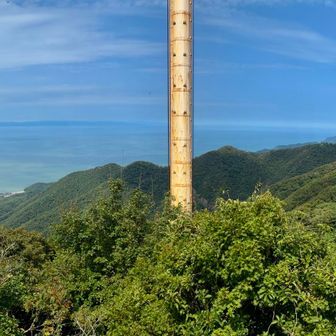 展望食堂から　パノラマタワー、日本海の向こうに佐渡ヶ島