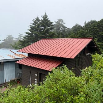 瓶ヶ森の避難小屋に立ち寄り
