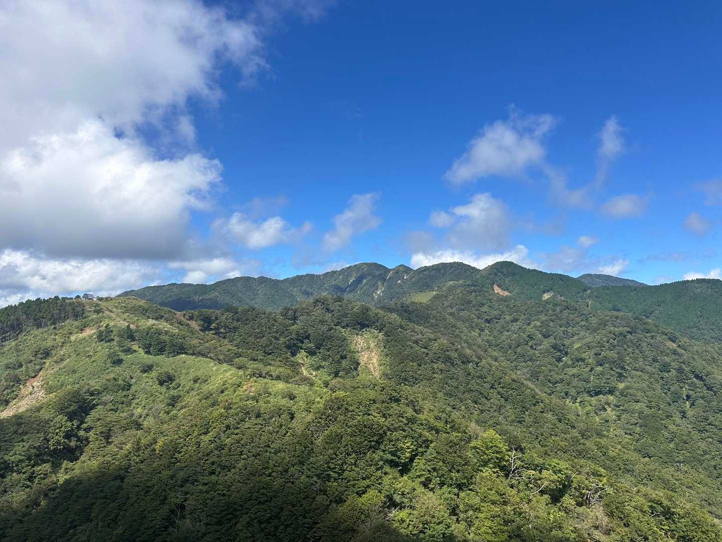 真ん中が塔ノ岳🤩
このアングル、とても新鮮。