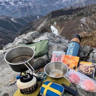 白岩山山頂にて
向霧立越　国見岳を　
望みながら　
コーヒーブレイク　
りんご🍎
ナッツ
アーモンドチョコ