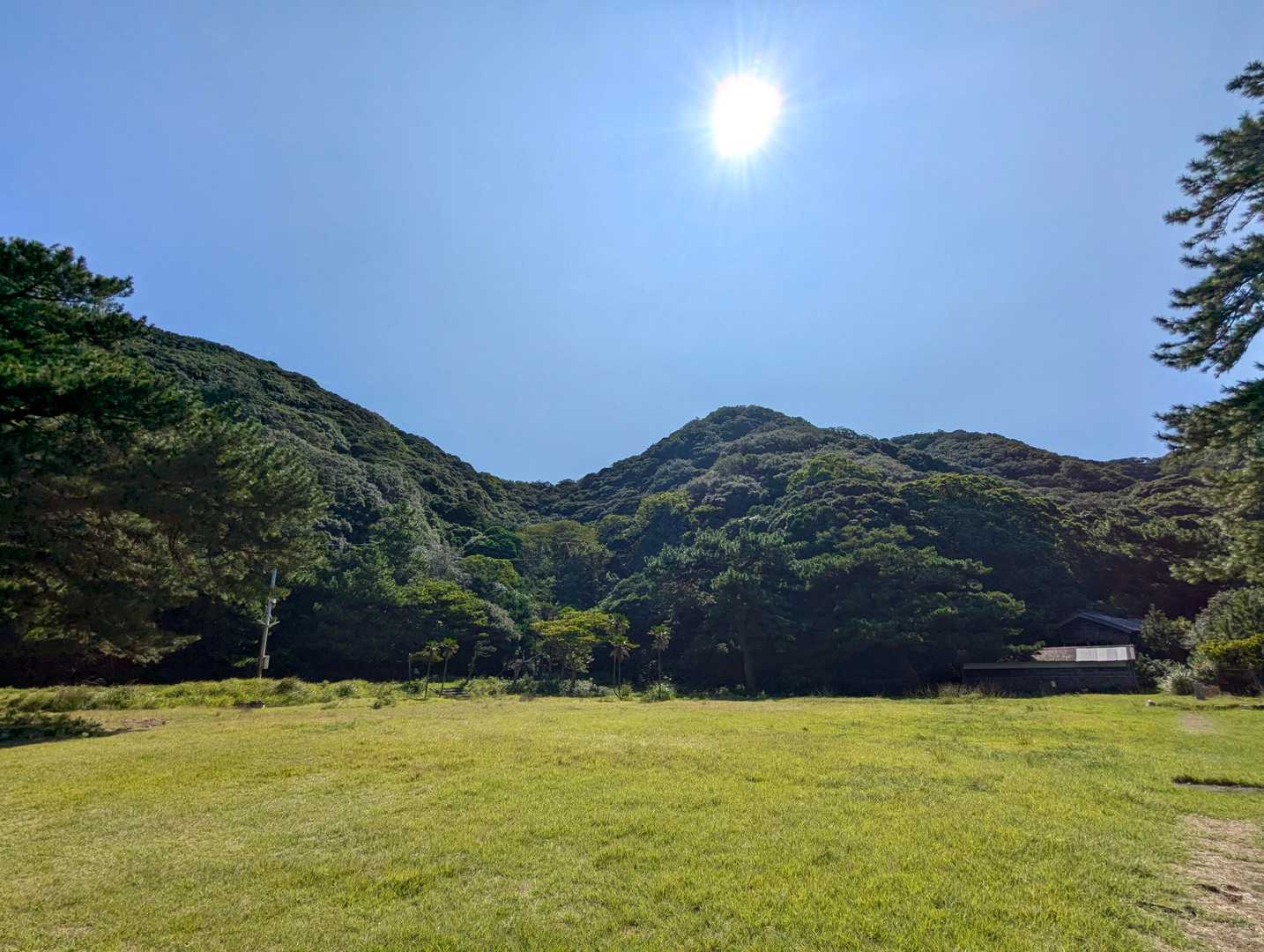山頂に向かう。南国らしく緑が濃い。