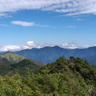 カアバの頭、バックは白岩山
