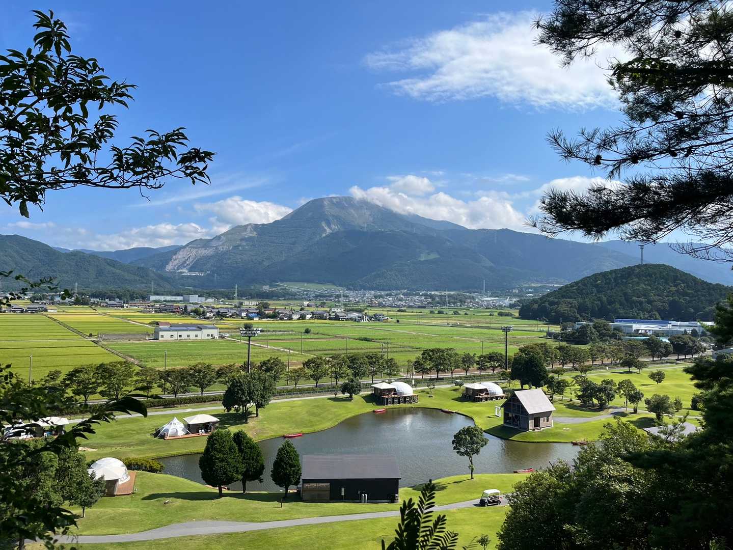 少し降りてきて、展望台からの眺め
グランピングと伊吹山