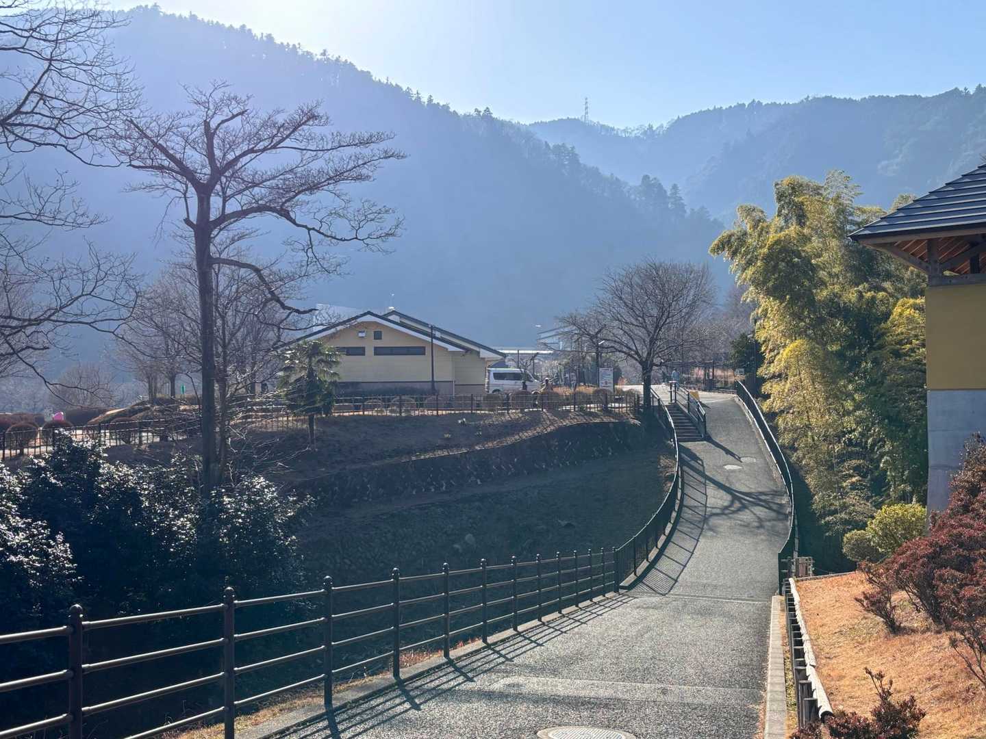 駐車場まで戻りました。

ここから「スパゲティ屋青山」ってお店に急いで向かいます。