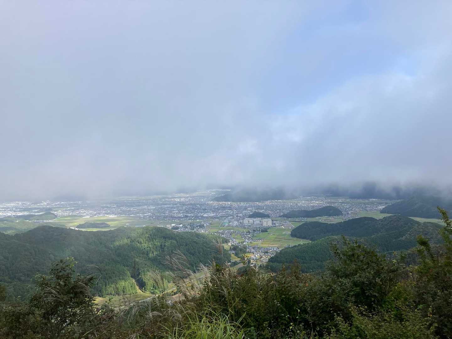 鬼ヶ岳 登頂‼︎
先ほど登った日野山はお隠れに...