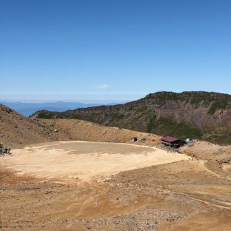 天気もいいし、途中パトロールのお兄さんにおすすめされたので、二の池山荘まで足を運び、トラバースを歩いて避難小屋まで戻るコースへ