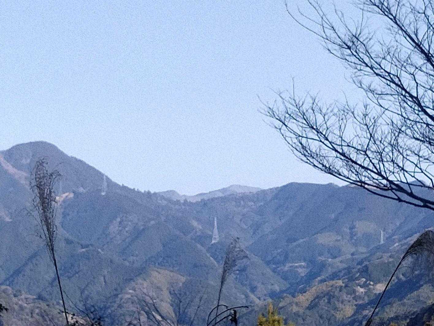 竜爪山の向こうに見えるは…?
真富士山なのかな？