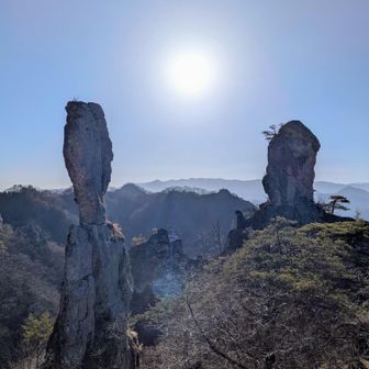 異世界に迷い込んだかのような光景が広がっていました。もろに逆光ですが、ジジ岩(左)とババ岩(右)です。
ジジ岩は思っていた以上にペラペラでしたが、それが逆に迫力や神秘さを増しています。しかし伝わりにくいと思うので…