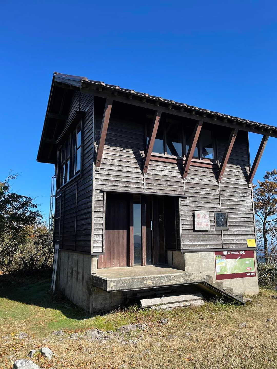 避難小屋。今回は中を見ずに下山。