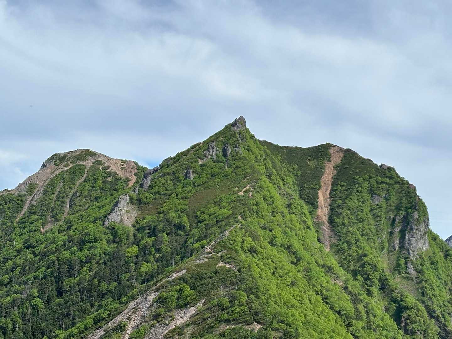 本日の目標。トンガリがカッコイイ👏

石鎚山みたいって言ったら怒られるかなぁ。登ったことないけど🤣

でも、垂直に見える😱　ルートはどこ😰