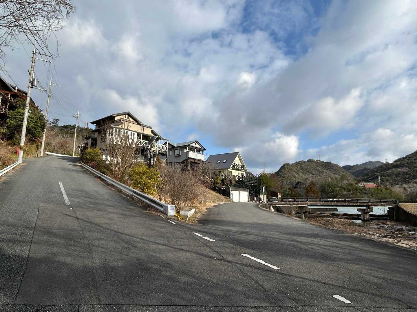 しばらく進むと、ピークがある尾根道👈と数曽寺池の横から数曽寺峠へ向かう道👉との分岐。ここを👈に上り、住宅地(別荘地？)を抜けて