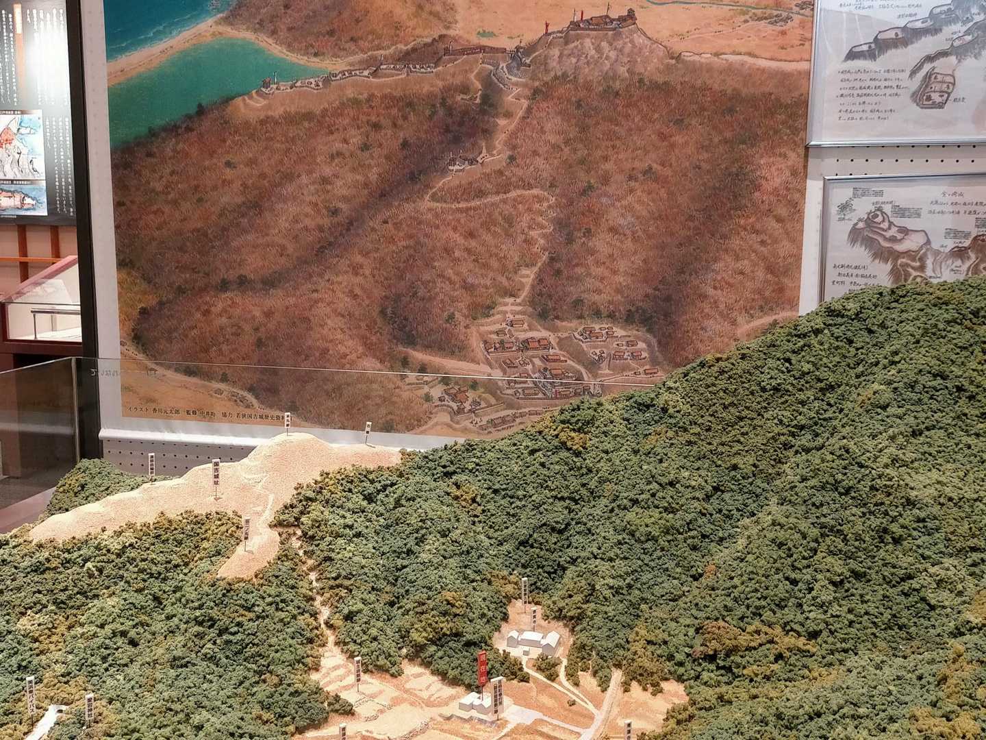 山麓に館群、山の上に詰めの城が有る⁽資料館のジオラマ₎