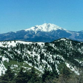 晴れた日には目の前にこんな風に御嶽山が見え、中央アルプス、南アルプス、白山連峰も見渡せるらしい
もちろん、これは山頂看板の写真😅