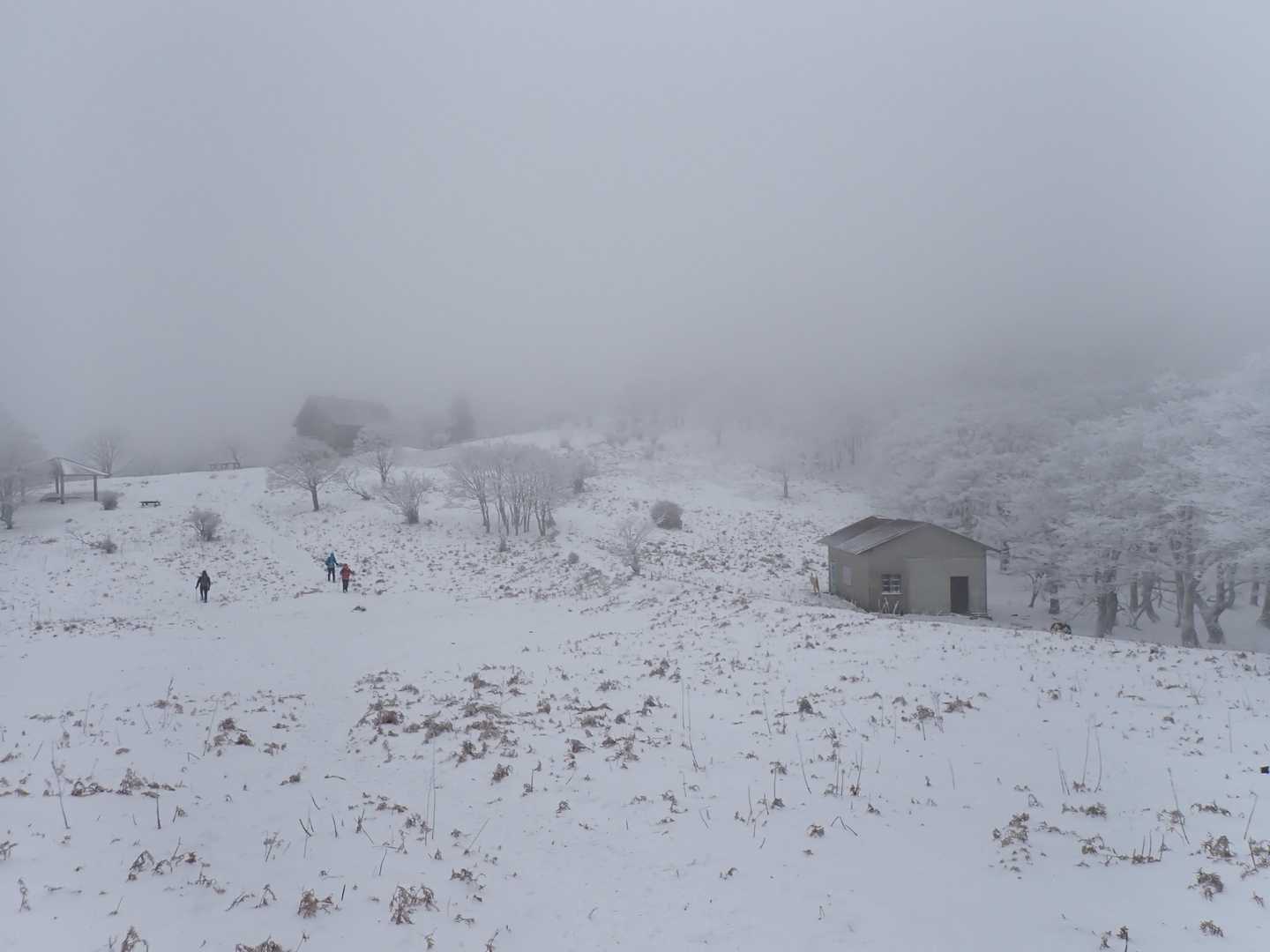 左奥にあしび山荘