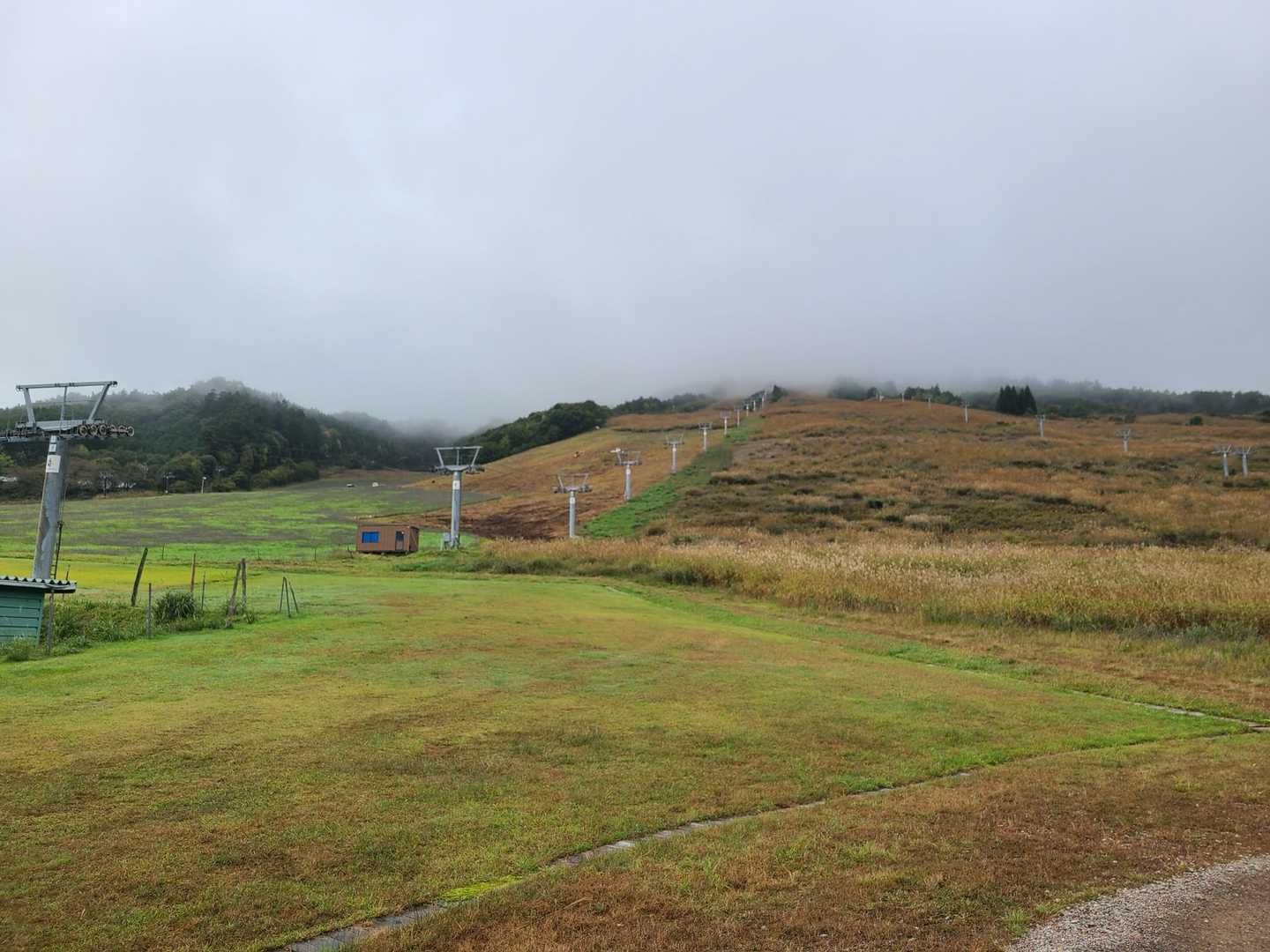 朝まで☔雨が残ってましたので、遅めのスタートです～🎶

⛷️スキー場を正面に見ながら登山口に向かいます
