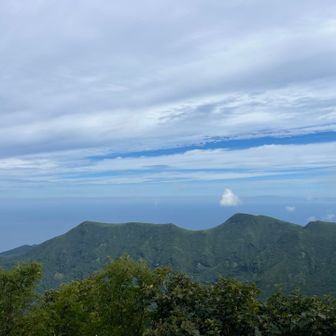 海と山
向かってる道中🚗³₃このお山が前山～狩場だと思って凄い激下りだってビビってた😂

△の︎︎☁が可愛い