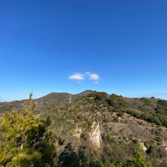 ピラミッドピークから先ほど通ってきた孫茶臼方面👀　こちらもピラミッドにみえるけど😂