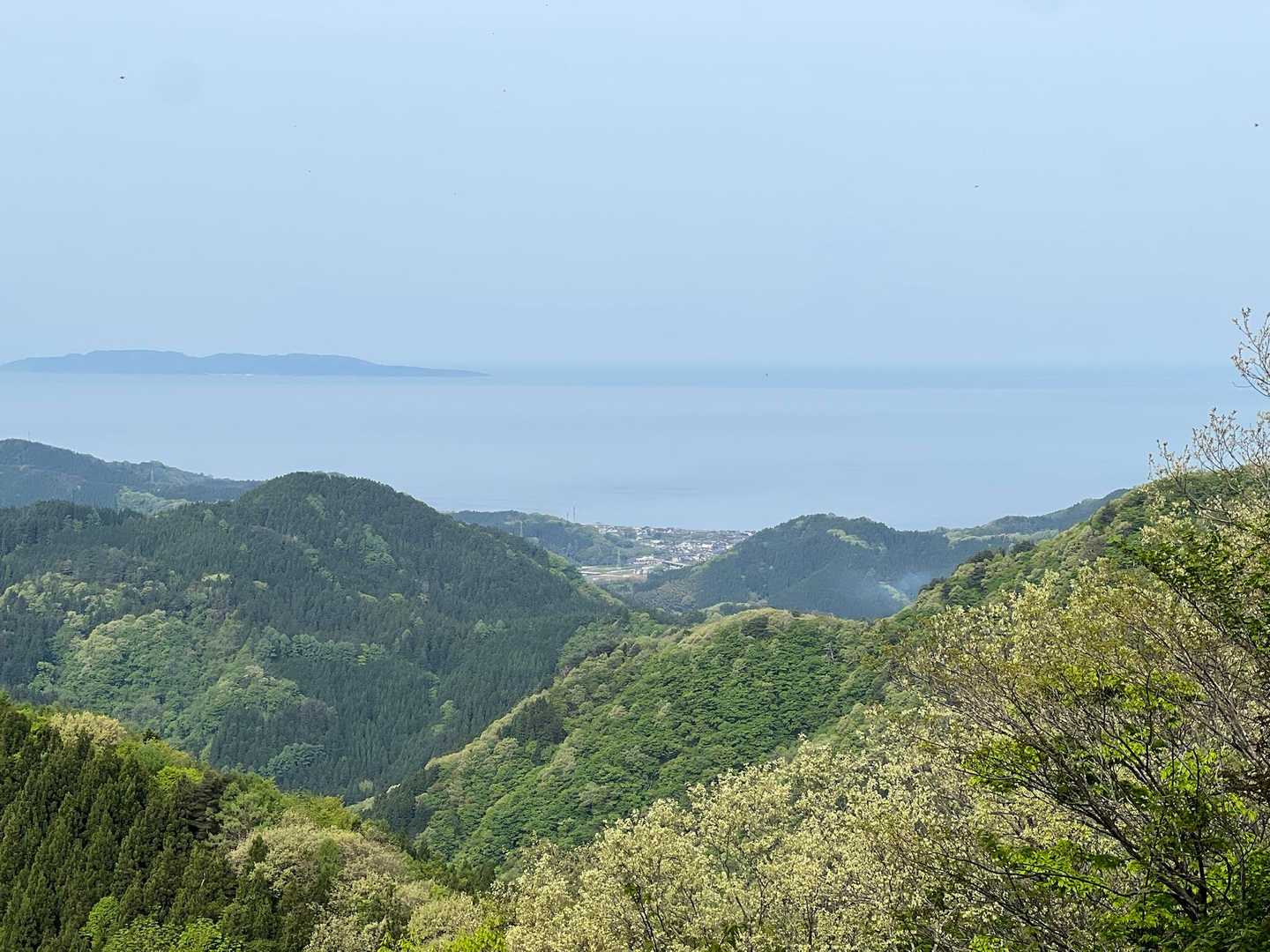 視界が開け日本海と粟島が見える