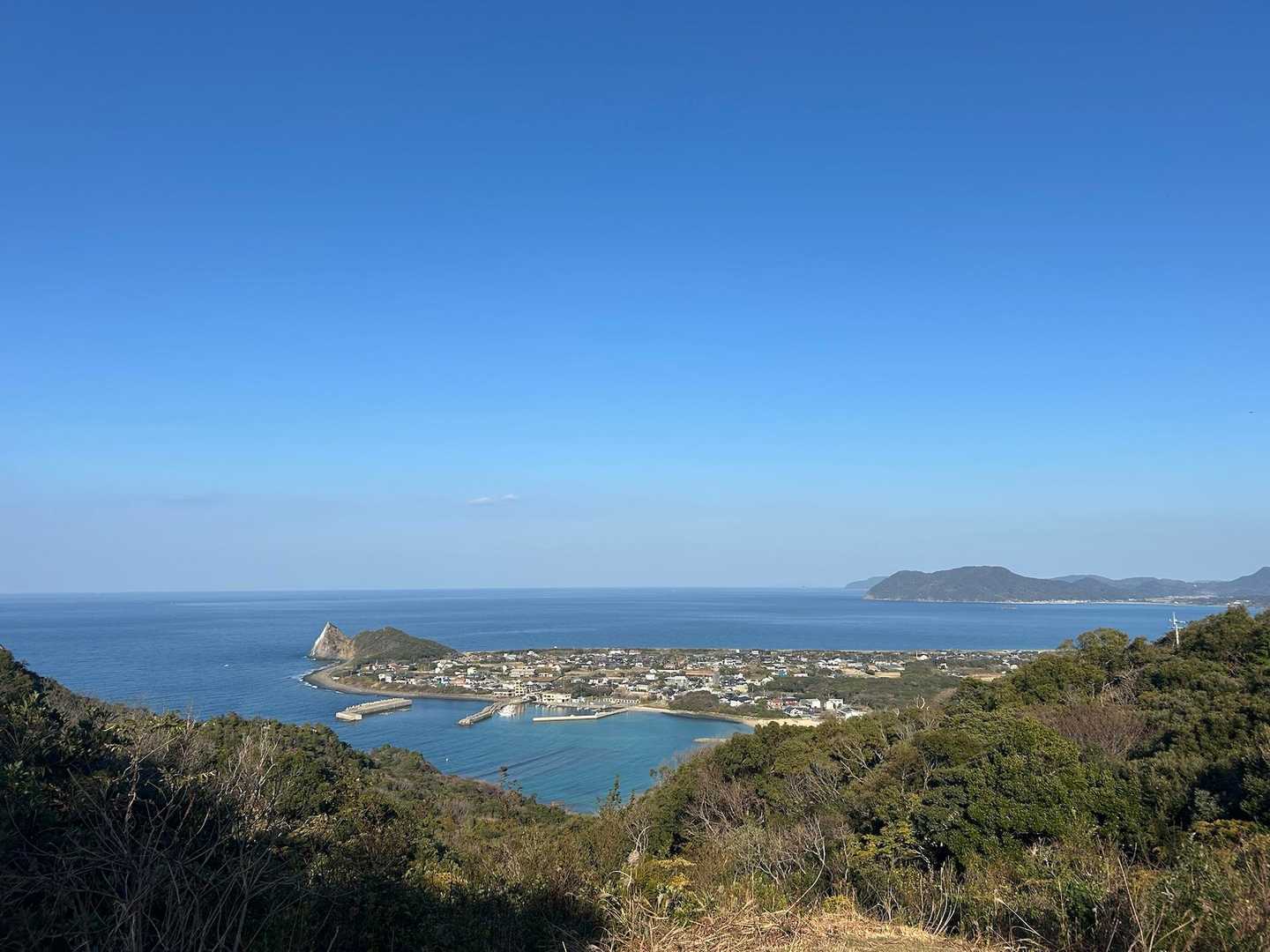 芥屋の大門やさっきの昭和的建造物が見えーる