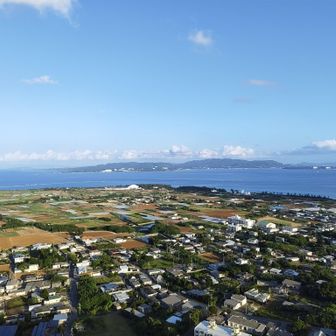 頂上は360°ビュー
奥に見えるのが沖縄本島