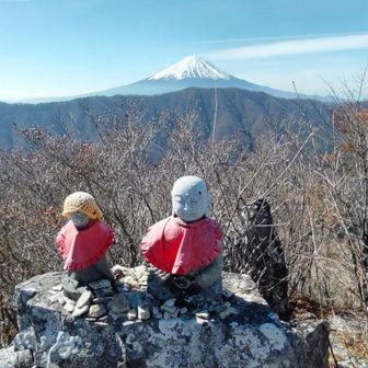 釈迦ヶ岳山頂のお地蔵さんと富士山。
このすぐ近くでも土器が発見されたそう