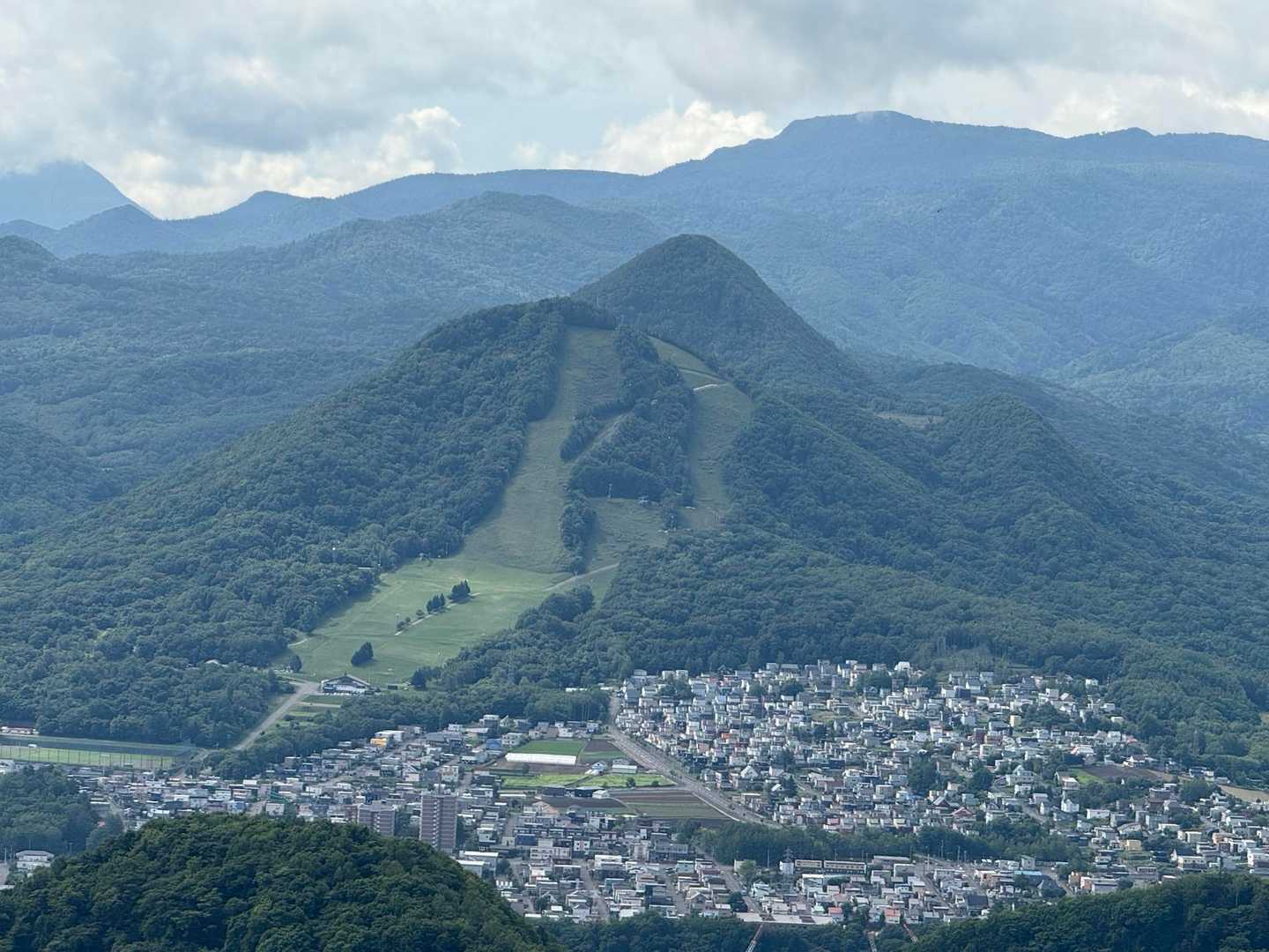スキー場の向こうが豊平山⛰️