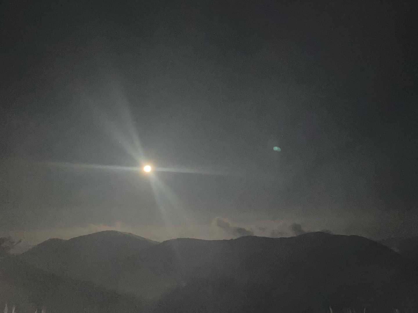 駐車場から　外見たら　月と星が　キラキラ✨