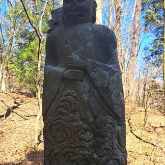 猿田彦大神、お向かいのｱﾒﾉｳｽﾞﾒﾉﾐｺﾄと対で江戸時代から旅人の安全と道案内を守って来ました