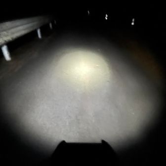 朝5時30分少し前、気温マイナス4℃と震える寒さの中を歩き出す。見上げるとまだ月も出ていて晴れ間が期待できそうな予感がするが、強い風が吹き、昼前には荒れそうな予報になっていて、その前には下山する予定で頑張るつもり。