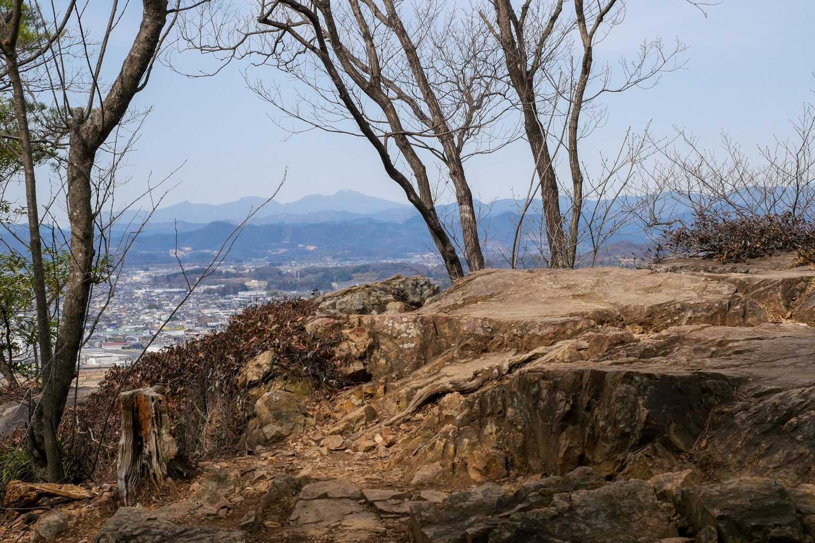 三毳山の名石の一つ、花籠岩からは赤城山が望めた。
