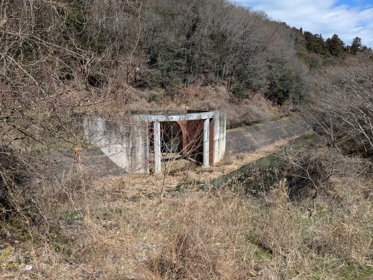 これがうわさの「謎のパルテノン神殿」
調整池なのになぜ立派なパルテノン神殿の柱があるのか？煉瓦作りの壁🧱に仕上げているのか？
謎が深まるばかり。
奥底に深まる謎を掘り起こすのはいったい誰なんだ？
山奥⛰️にある氷の塊を溶かすのはいったい誰なんだ？
