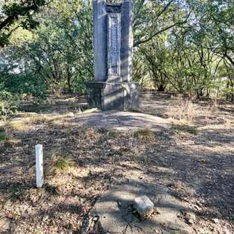 敷地内を通って、八幡宮山頂（４座目）へ
八幡宮  四等三角点🔺41.03m
