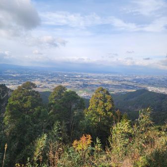 途中振り返ると、都城盆地方面が見えます