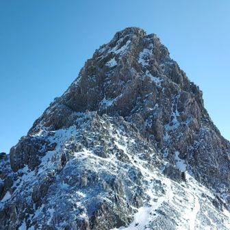 下山して山荘前からパシャリ

今季登ってきた高い山々とは何か違う妙な感覚

聖岳なんかは登れば登るほど頂上が遠のいていくような錯覚を抱いたけど、槍は遥か遠方からでも見えるアイコニックな容姿なのに瞬殺で登れてしまう不思議な感じ