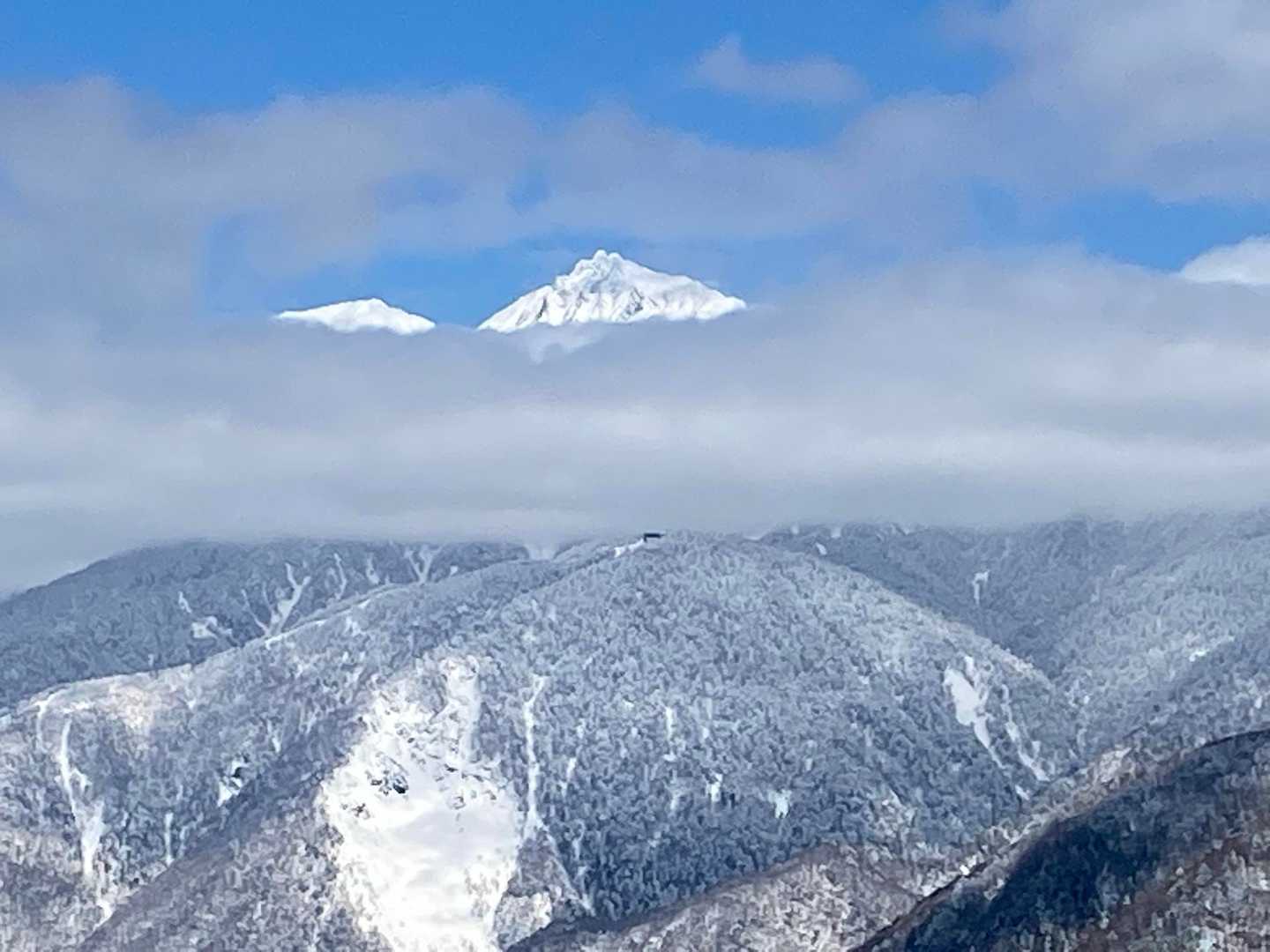 曇ってるし早く下山しよーと思っていたら

わーーっ。午前はずっと見えていなかったと　すれ違う方に伺っていたので　　ちょっとずつ見えてくる期待の瞬間を味わう😌

雲の切れ間から奥穂と涸沢岳がﾋｮｯｺﾘ😍

見せてくれてありがとう✨