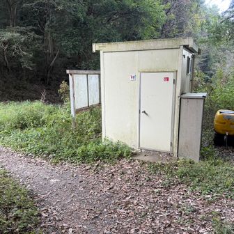 登山口に着きました。
トイレがお出迎えです。中は見ていませんが、多分使えるような見た目でした。