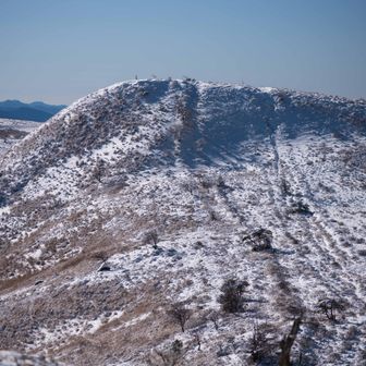 『南の耳』を振り返って、山頂の右の斜面が苦労した降り斜面。