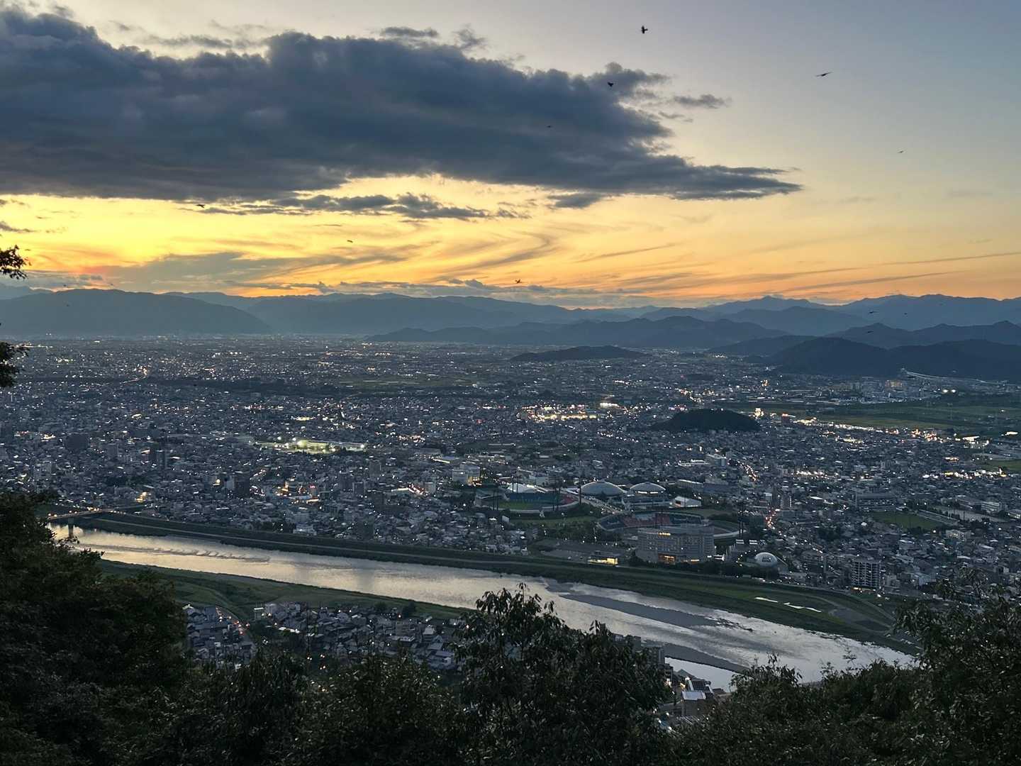 妙見峠発着｜岐阜市街を眼下にながめる金華山の写真