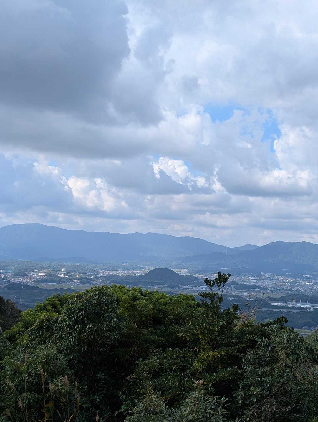 これは、見晴らし台から見た、筑豊ボタ山三山。
真ん中のこんもり、がそうです。